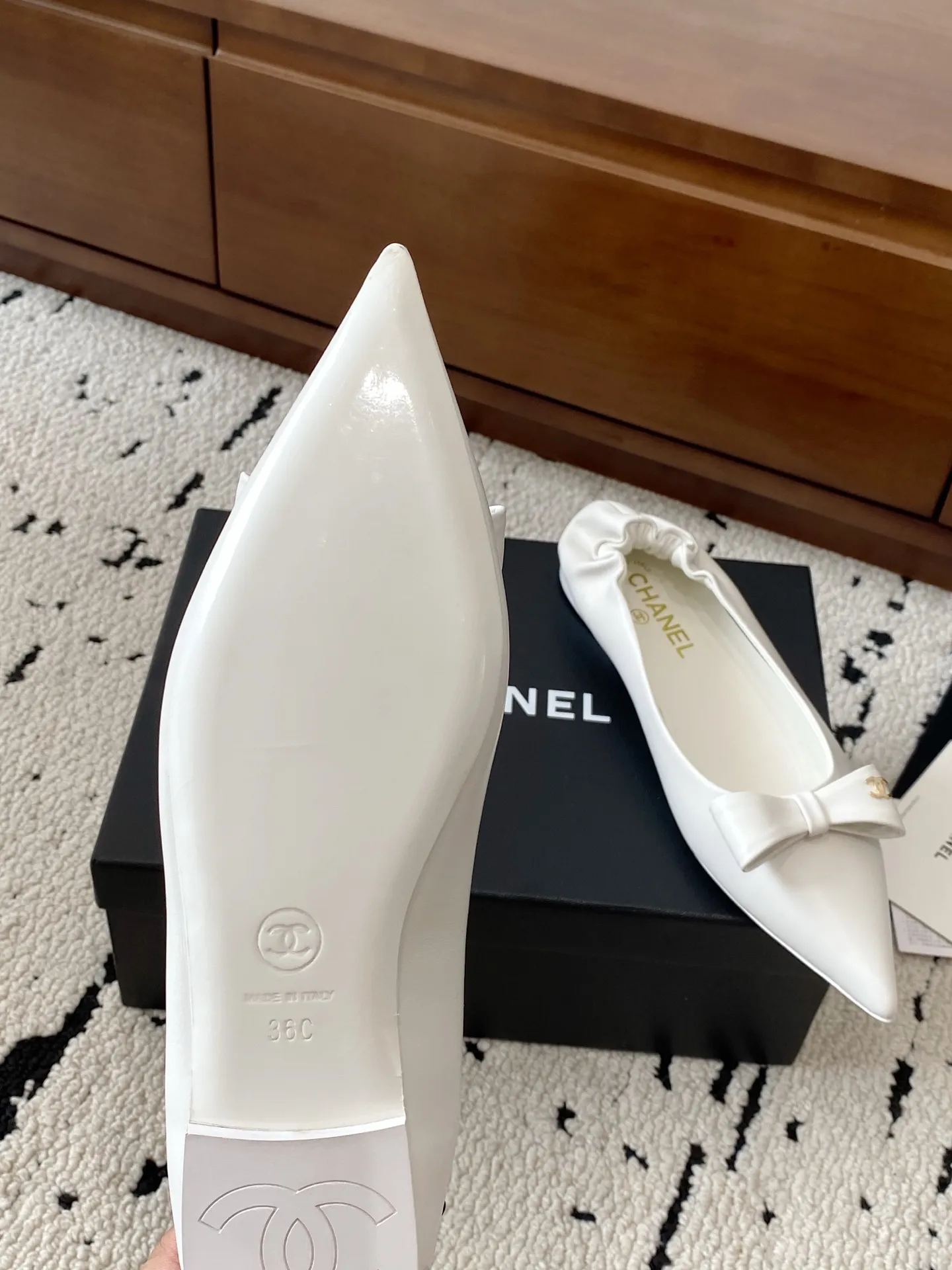 👟👟Ex-factory price 600👟👟 🍀CHANEL25A spring and summer latest bow fashion shoes. Many Internet celebrity fashion bloggers have planted grass. They are high-end and comfortable, matching the skirts of goddesses. Irregular small pointed toes, full of fashion and femininity. The exclusive flat heels of the evening series have completely impressed me throughout the season's lookbook. They are simple and yet detailed, easy to wear and not tiring on the feet. Upper: imported cowhide, lining: mixed sheepskin, sole: Italian genuine leather outsole Size: 35-41 (custom-made 40-41 non-returnable) 👉